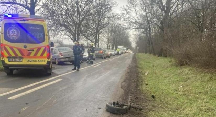 Helyszíni fotók: ennyi maradt a kocsikból a frontális karambol után