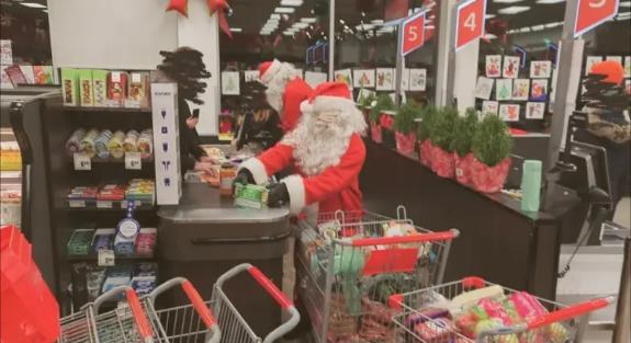 Kirabolt egy boltot, majd szétosztotta a termékeket a szegények között egy banda Montrealban