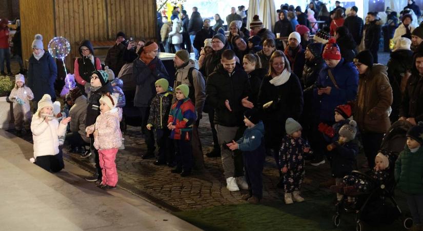Nevetéssel és közös tánccal telt meg a Dóm tér, a népszerű gyermekzenekar felejthetetlen élményt nyújtott a legkisebbeknek