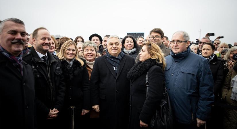 Orbán Viktor Karcagnak üzent