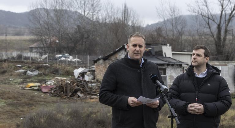Ingatlanokat veszélyeztető illegális hulladéklerakatot számoltak fel Esztergomban