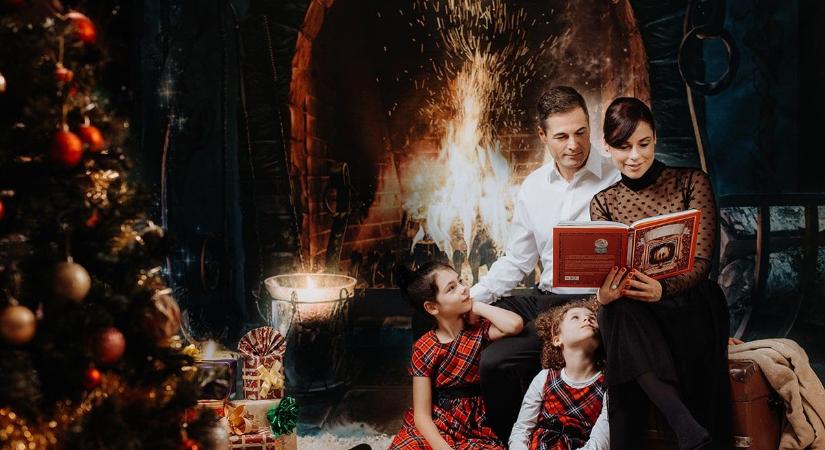 Az asszony csábosan gurul be a fa alá, a család ünneplőben hógolyózik – nem lankad a kereslet a karácsonyi fotózásra