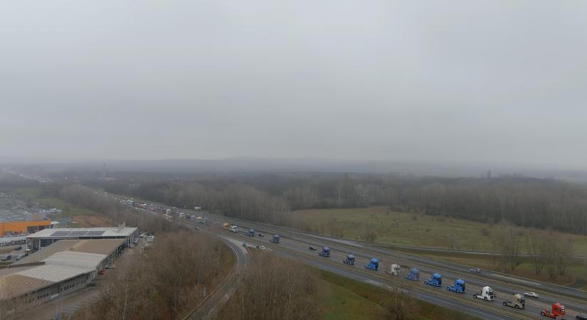 Ezért engedtek be ötszáz helyett csak ötven kamiont a Hősök terére