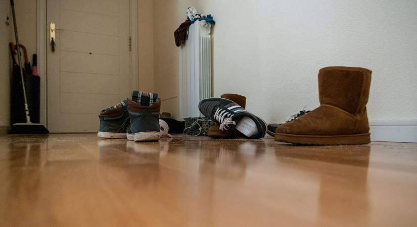 Kaotikus az előszobád? Így tartsd rendben a sáros csizmákat és a vizes kabátokat