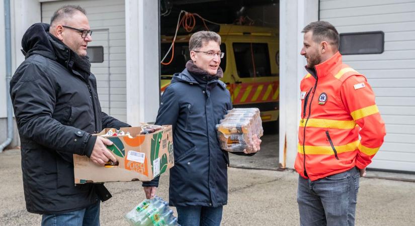 Fehérvár közössége nevében ajándékokat adtak át a mentőknek (galéria)