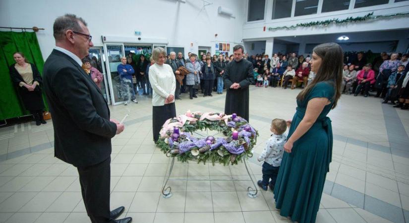 Polgármesterünk köszöntője, fúvós zenekarunk és a hevesi gyermekek örömzenélése mellett lobbant fel a szeretet lángja – fotóalbum