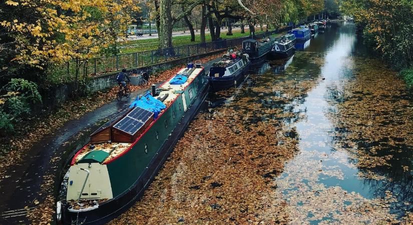 Borultak a lakóhajók, kétségbeesetten menekültek az emberek – videó