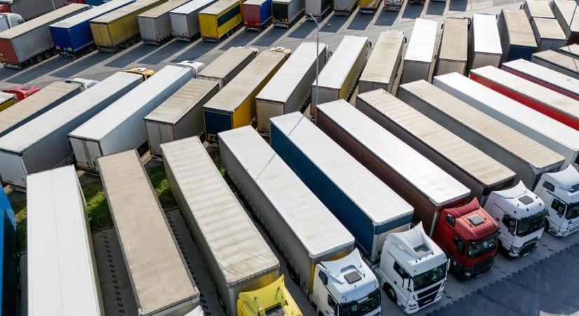 Rendkívüli bejelentés érkezett a magyar kormány részéről hétfő este a kamionosok ügyében