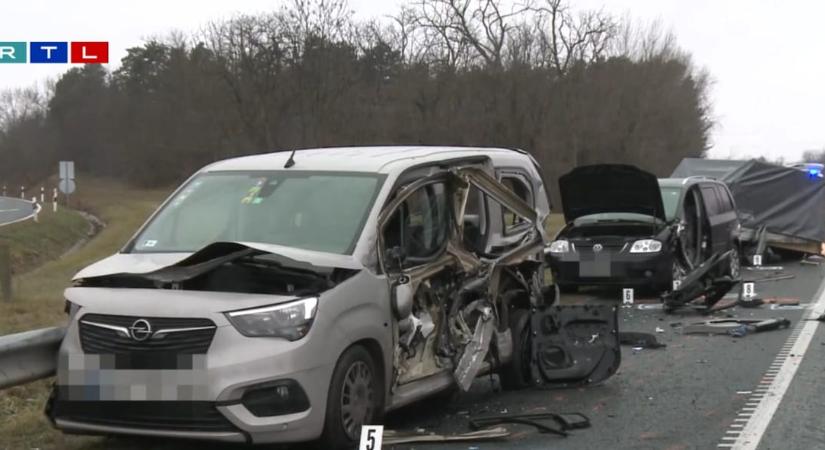 Kisbusz gázolt halálra egy rendőrt és egy tűzoltót az M1-esen