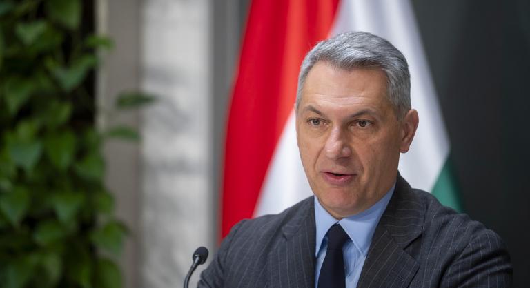 Lázár János üzent a demonstráló kamionosoknak: A legolcsóbb út a fuvarozóknak jó, a lakosoknak maga a pokol