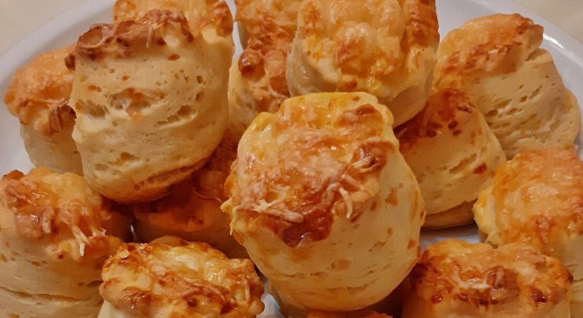 Ez a sajtos pogácsa mindenkit levesz a lábáról – puha belül, ropogós kívül, és napokig finom marad