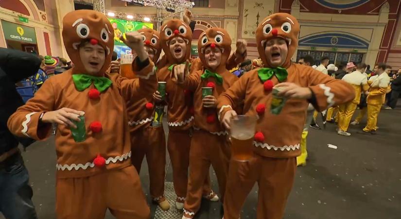 Jelmezkavalkád, magyar játékos és világsztárok: testközelből a londoni darts-világbajnokság