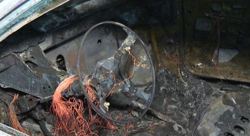 Civilek mentették ki a lángoló autó sofőrjét a vasárnapi M3-as balesetnél  videó