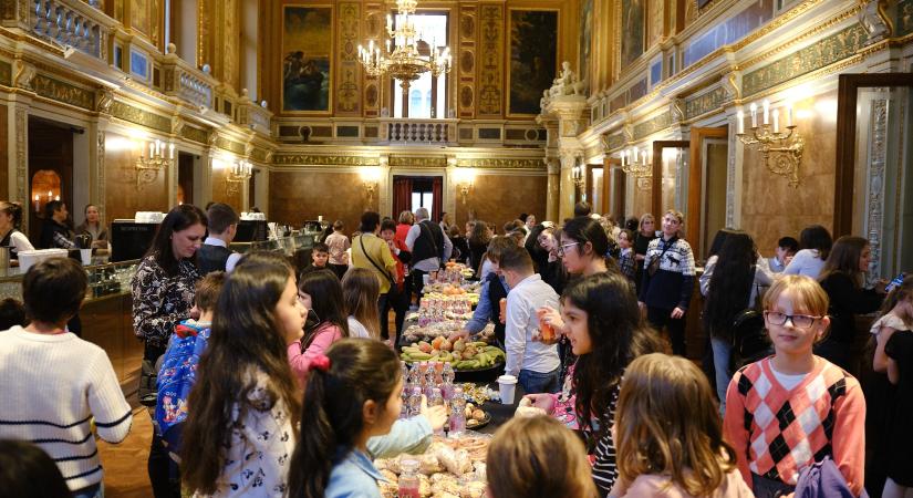 800 hátrányos helyzetű gyermek vett részt az MBH Bank jubileumi Karácsonyi Gyermekgáláján az Operaházban