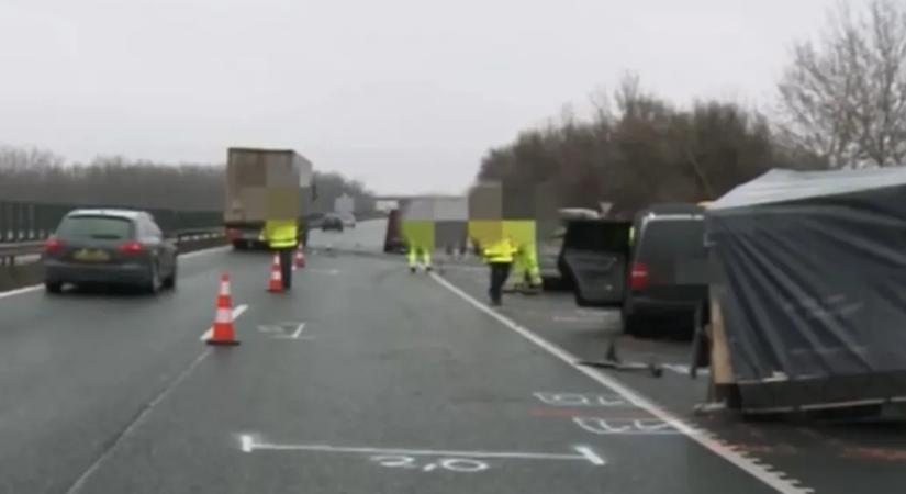 Elgázolt két sofőrt egy kisbusz az M1-esen, miután ők a koccanásuk miatt kiszálltak az autójukból