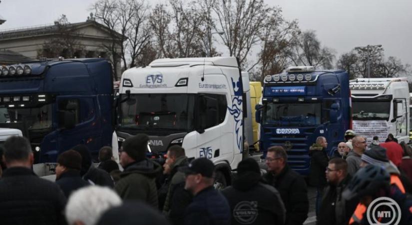 Fuvarozók tüntettek a tervezett útdíjemelés ellen Budapesten és környékén