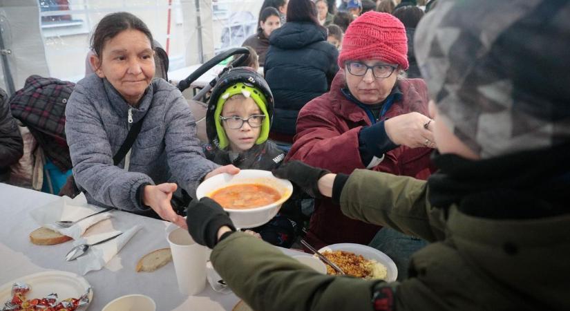 Terített asztallal és nyitott szívvel várták a rászorulókat Szombathelyen