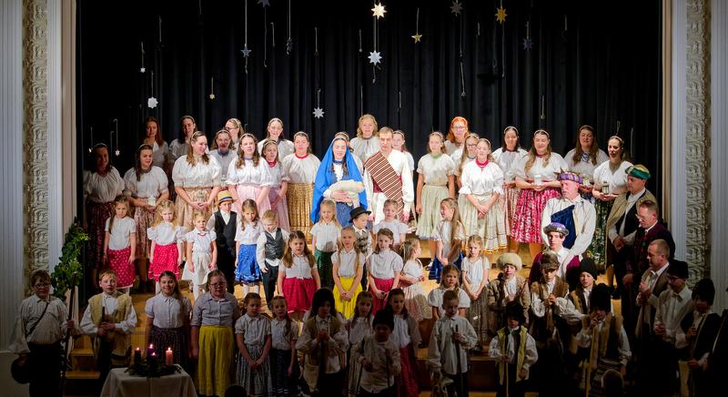 'Méltán ujjong ma szívetek' - a Hajnalcsillag Néptáncegyüttes karácsonyi műsora az Árpád-házi Szent Margit iskola dísztermében