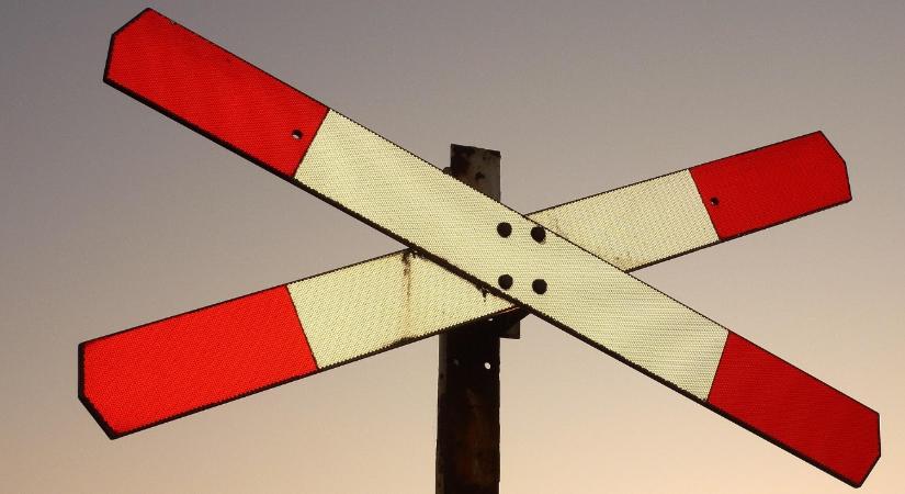 Vasúti horror: nyitott sorompók között vágtatott el a vonat – autós videó