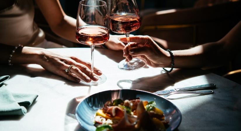 Egy nőt azzal vádolnak, hogy nem tartotta fontosnak a házasságát, amiből komoly vita lett