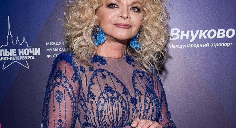 Százmilliókat csaltak ki a népszerű énekestől