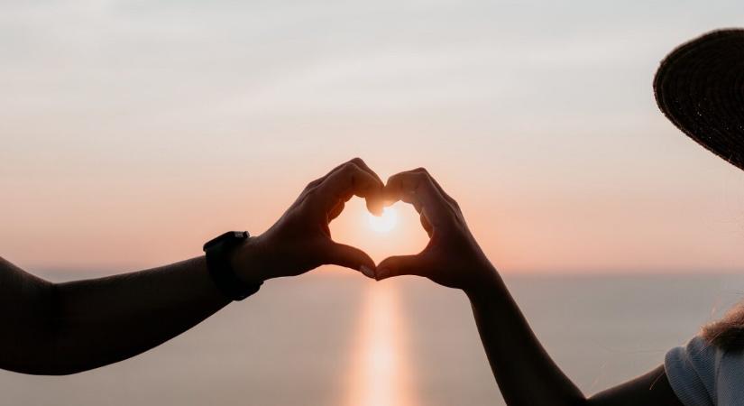 11 évvel később férjhez ment ahhoz a férfihoz, aki egy régi utazási videójában feltűnt a háttérben