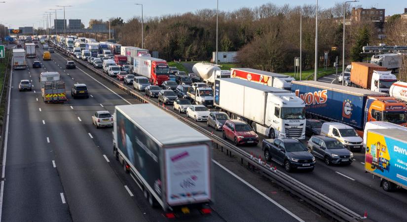 Döbbenetes jelenet, akkora dugó lett az M3-as autópályán, hogy ételt osztottak