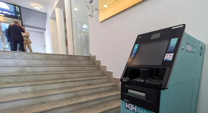 Az MBH-vezér egy éve lett a Pécsi Tudományegyetem kuratóriumának elnöke, most pedig már a hallgatók is Mészáros Lőrinc bankjának utalnak