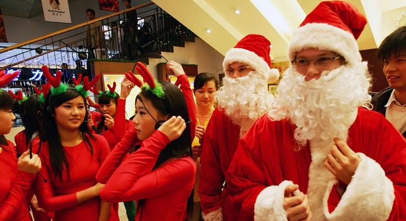 Elképesztő karácsonyi rablás – Mikulások és manók fosztották ki a szupermarketet