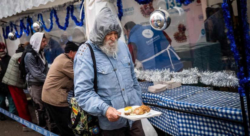 Folyamatosan érkeznek adományokért a rászorulók az Iványi-féle közösség központjába, a Máltai Szeretetszolgálat is több ezer embernek oszt ételt