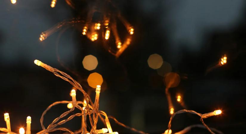 "Könyörögtem a férjemnek, hogy ne állítsa fel a fallosz alakú karácsonyi égőit - minden szomszédunk feljelentett"