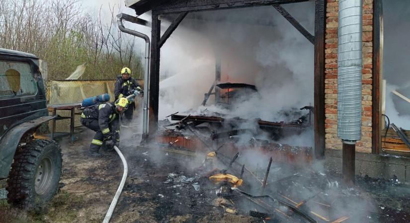 Kigyulladt egy mobilház Cegléden – a pusztítás mértékéről fotók is készültek