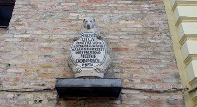 Az utcanevek és házszámok előtti Budáról mesél a Medve utca rejtélyes szobra