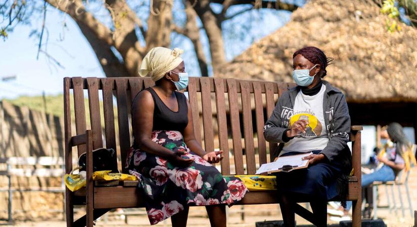 Miért képeznek nagymamákat depresszió kezelésre? – A zimbabwei modell, amely már New Yorkot is meghódította