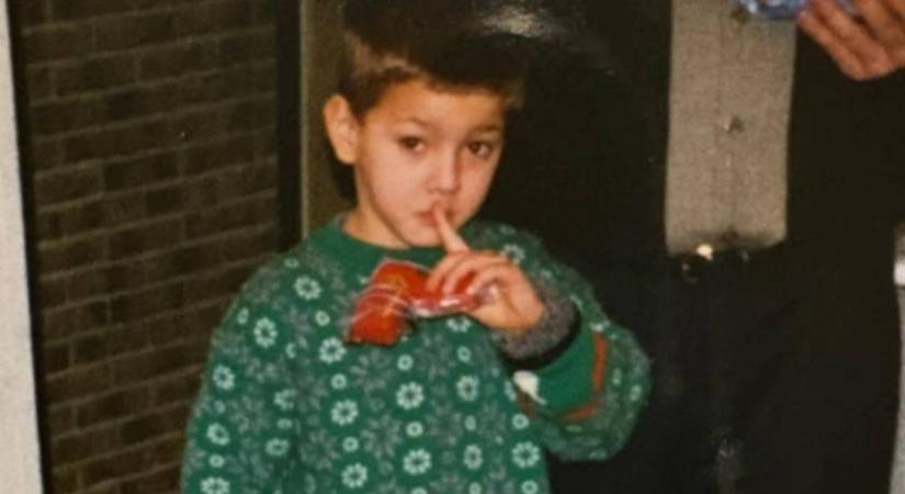 Tudod, ki ez a karácsonyi pulcsis kisfiú? Az egyik leghíresebb magyar zenész lett belőle