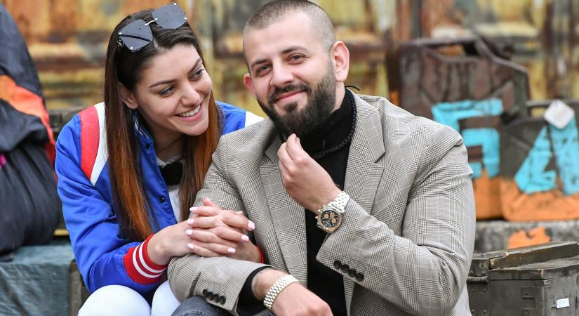 „Királynőmnek a palotában a helye” – Már áll Kulcsár Edina és G.w.M. hatalmas luxuskarácsonyfája