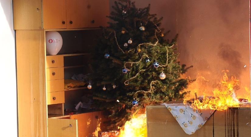 1600 fokos karácsonyi veszélyre figyelmeztetnek a tűzoltók videó