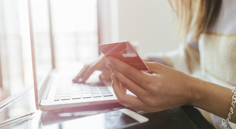 Nem szűnik meg teljesen, de szigorítanak a BNPL szabályain