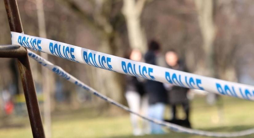Egy 13 éves késsel fenyegetőzött, aztán egy ismeretlen nő holttestére bukkantak