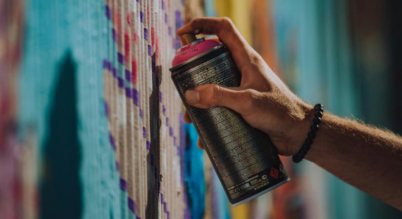 Szenzáció: A fővárosban tűnt fel a világhírű graffitiművész karácsonyi alkotása