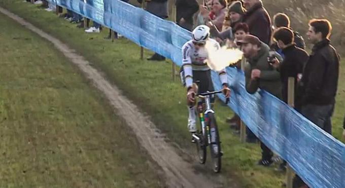 Egy nz szndkosan fjt fstt Mathieu van der Poel arcba