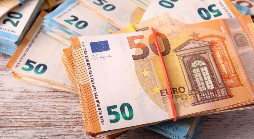 Vegyesen mozdult a forint kedd reggelre – ennyi most az euró
