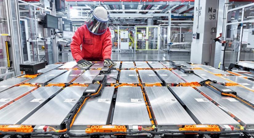Saját tűzoltó rendszert kaphatnak az elektromos autók akkumulátorai