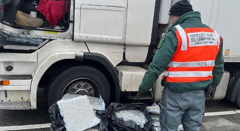A vezetőfülkében rejtett el több mint 44 kiló marihuánát egy kamionsofőr ( videó)