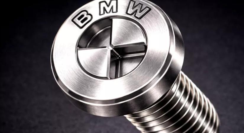 Vége az otthoni bütykölésnek? A BMW ötletétől a szerelők a falnak mennek