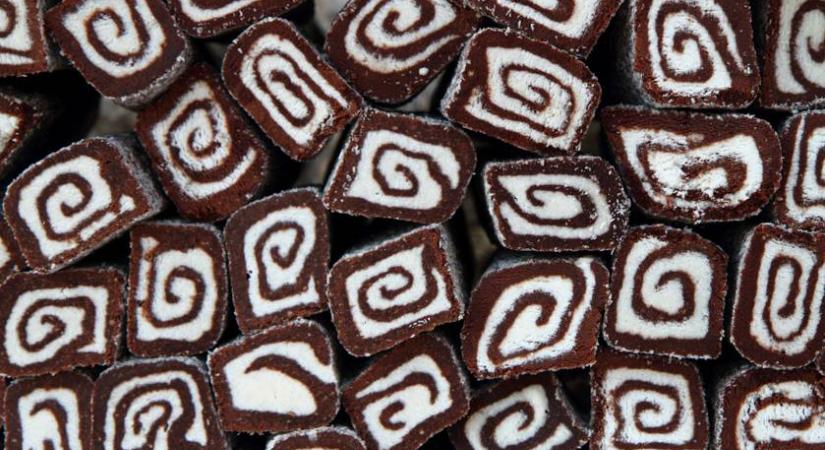 Sütés nélküli keksztekercs kókuszkrémmel: villámgyors és nagyon finom