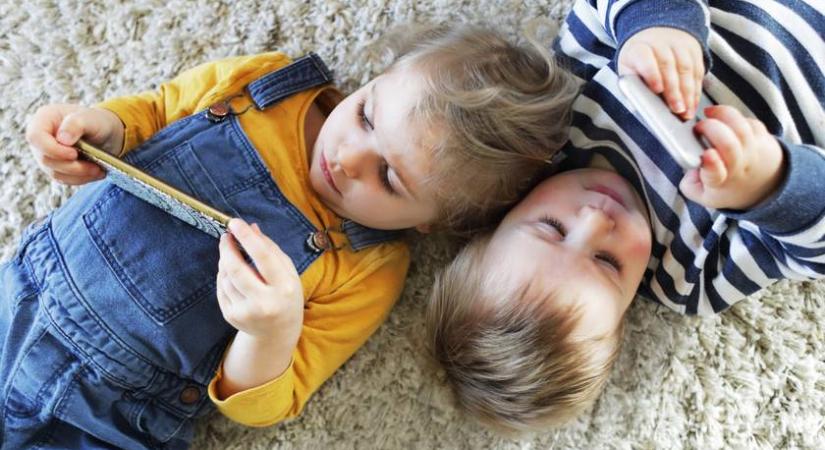 Árt a gyereknek, ha ezt elfelejted: függőséget és agykárosodást is okozhat a túlzott használata