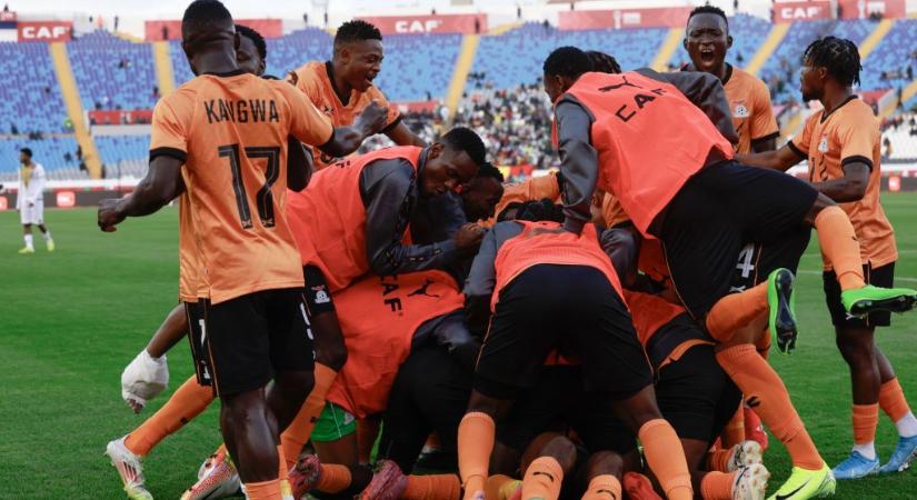 Csoda, hogy megúszta sérülés nélkül a focista, amikor elrontotta a szaltót a gólörömnél