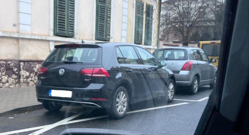 A parkolás ingyenes - de erre nem ad felhatalmazást senkinek! Szabálytalanul letett autók nehezítik a közlekedést a belvárosban (fotók)