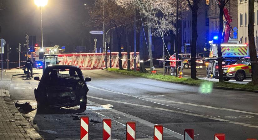 Németországban buszmegállóba, Hollandiában karácsonyi felvonulásra váró tömegbe hajtott egy autó